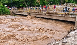 R&iacute;o Barrera vuelve a rugir: crecida bloquea puente, golpea agricultura y enciende alarma en Los R&iacute;os