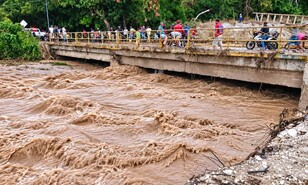 R&iacute;o Barrera vuelve a rugir: crecida bloquea puente, golpea agricultura y enciende alarma en Los R&iacute;os