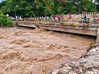 Crecida de río golpea municipio de Bahoruco