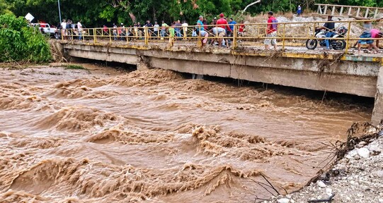 R&iacute;o Barrera vuelve a rugir: crecida bloquea puente, golpea agricultura y enciende alarma en Los R&iacute;os