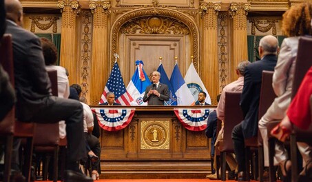 El presidente Luis Abinader se re&uacute;ne con di&aacute;spora dominicana en Brooklyn