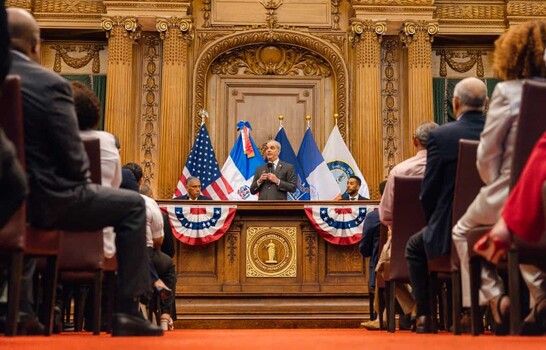 El presidente Luis Abinader se re&uacute;ne con di&aacute;spora dominicana en Brooklyn