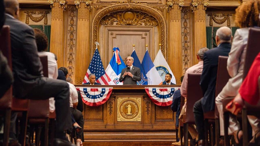 El presidente Luis Abinader se re&uacute;ne con di&aacute;spora dominicana en Brooklyn
