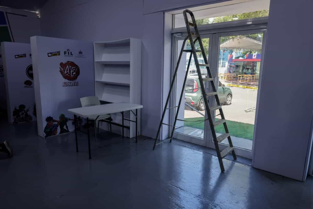 El Pabellón del Cómic, uno de los espacios que aún presentaba trabajos de montaje horas antes de la apertura al público de la feria.