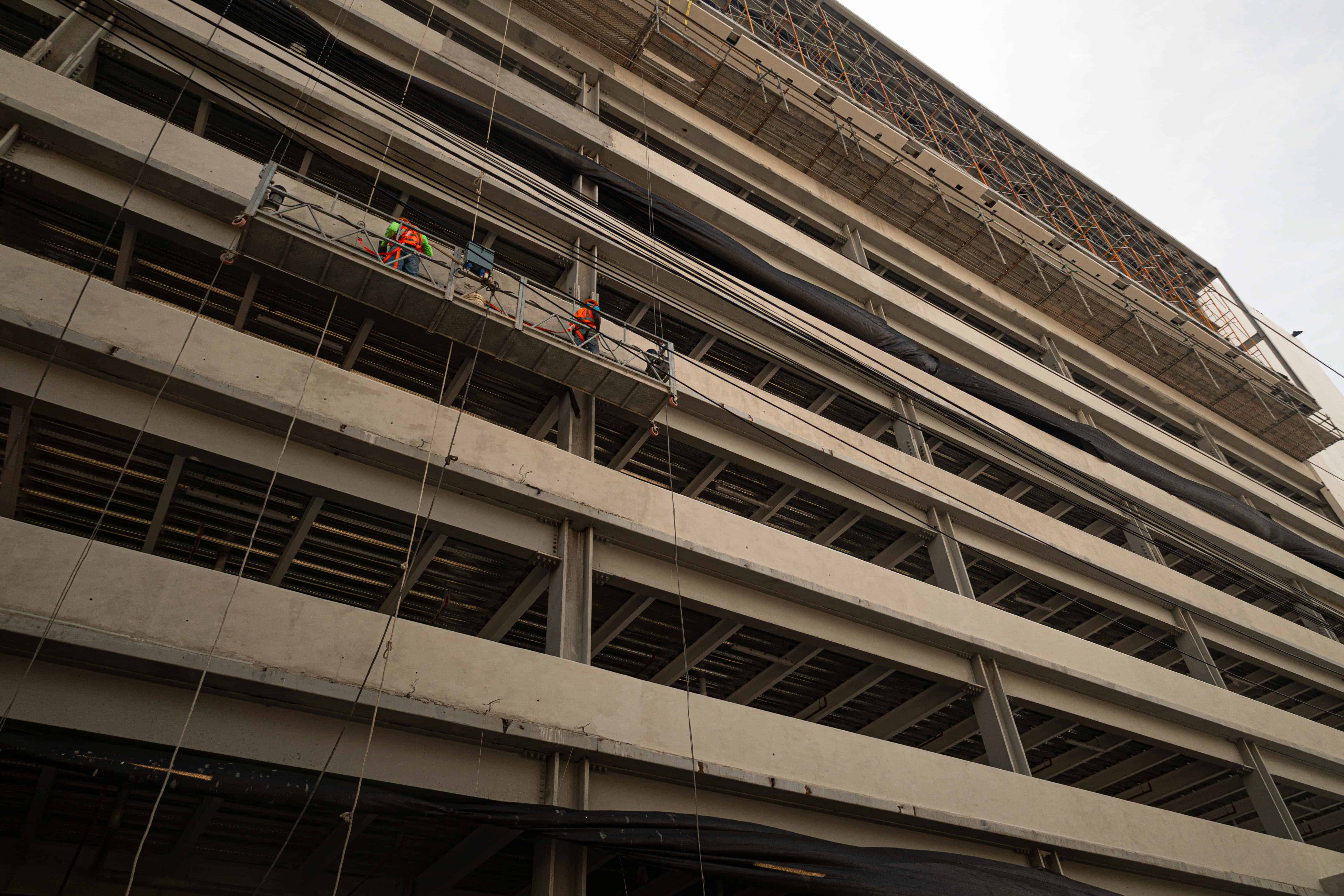 Edificio con base de metal.