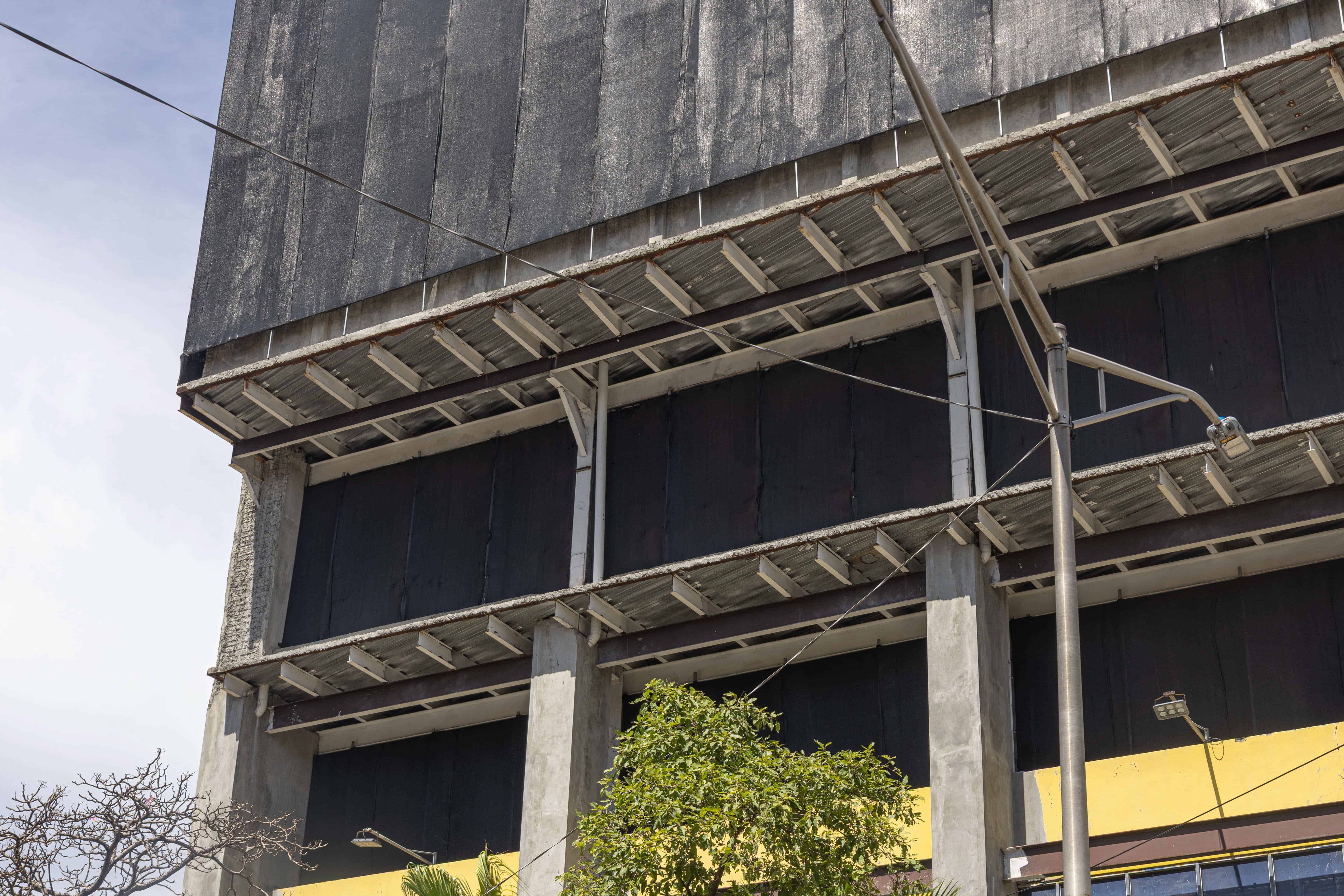 Una construcción de concreto revestida de acero. 