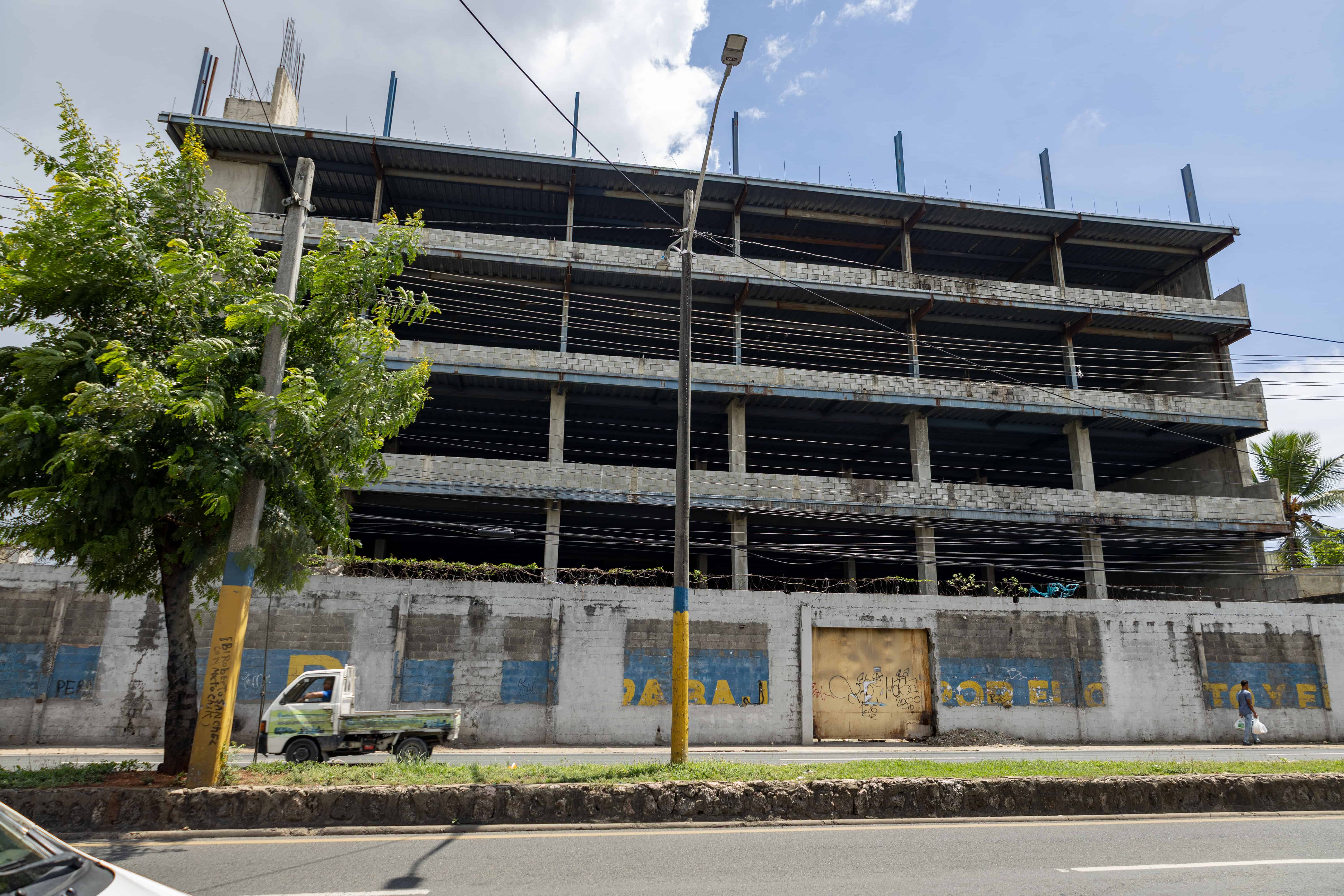 Una construcción en acero, pero tambien con concreto y blockes