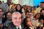 Presidente Abinader anuncia 300 becas para j&oacute;venes dominicanos residentes en Nueva York