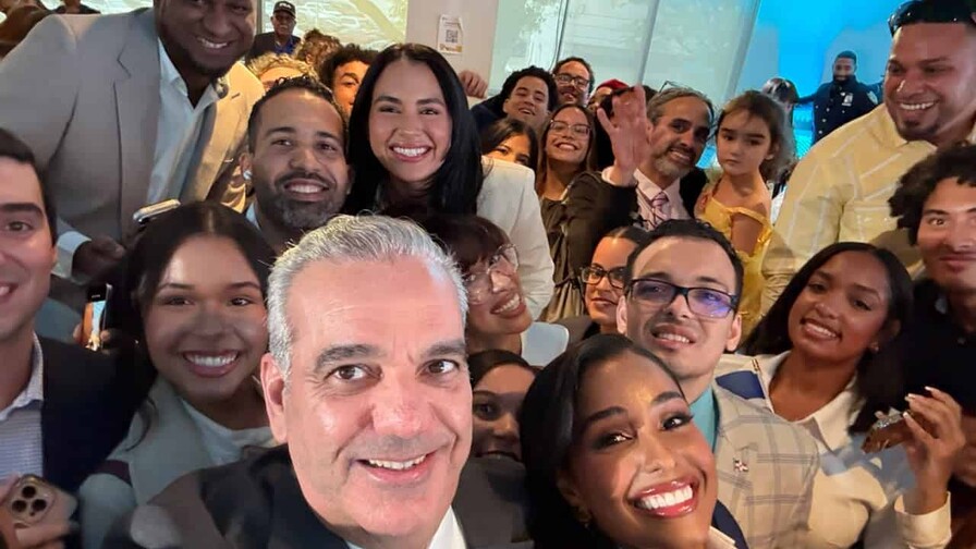 Presidente Abinader anuncia 300 becas para jóvenes dominicanos residentes en Nueva York