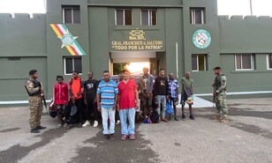 Vio al Ej&eacute;rcito y aplic&oacute; la fuga: traficante dej&oacute; a siete haitianos dentro del veh&iacute;culo