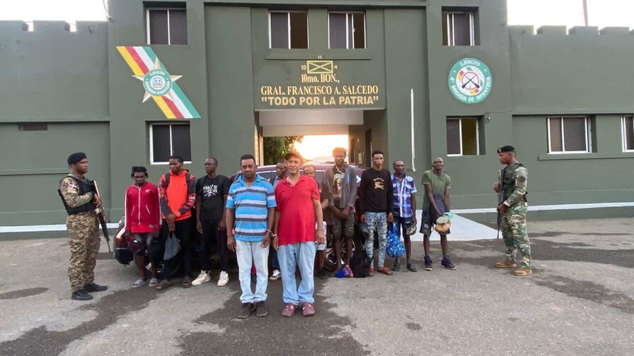 Vio al Ejército y aplicó la fuga: traficante dejó a siete haitianos dentro del vehículo Vio al Ejército y aplicó la fuga: traficante dejó a siete haitianos dentro del vehículo