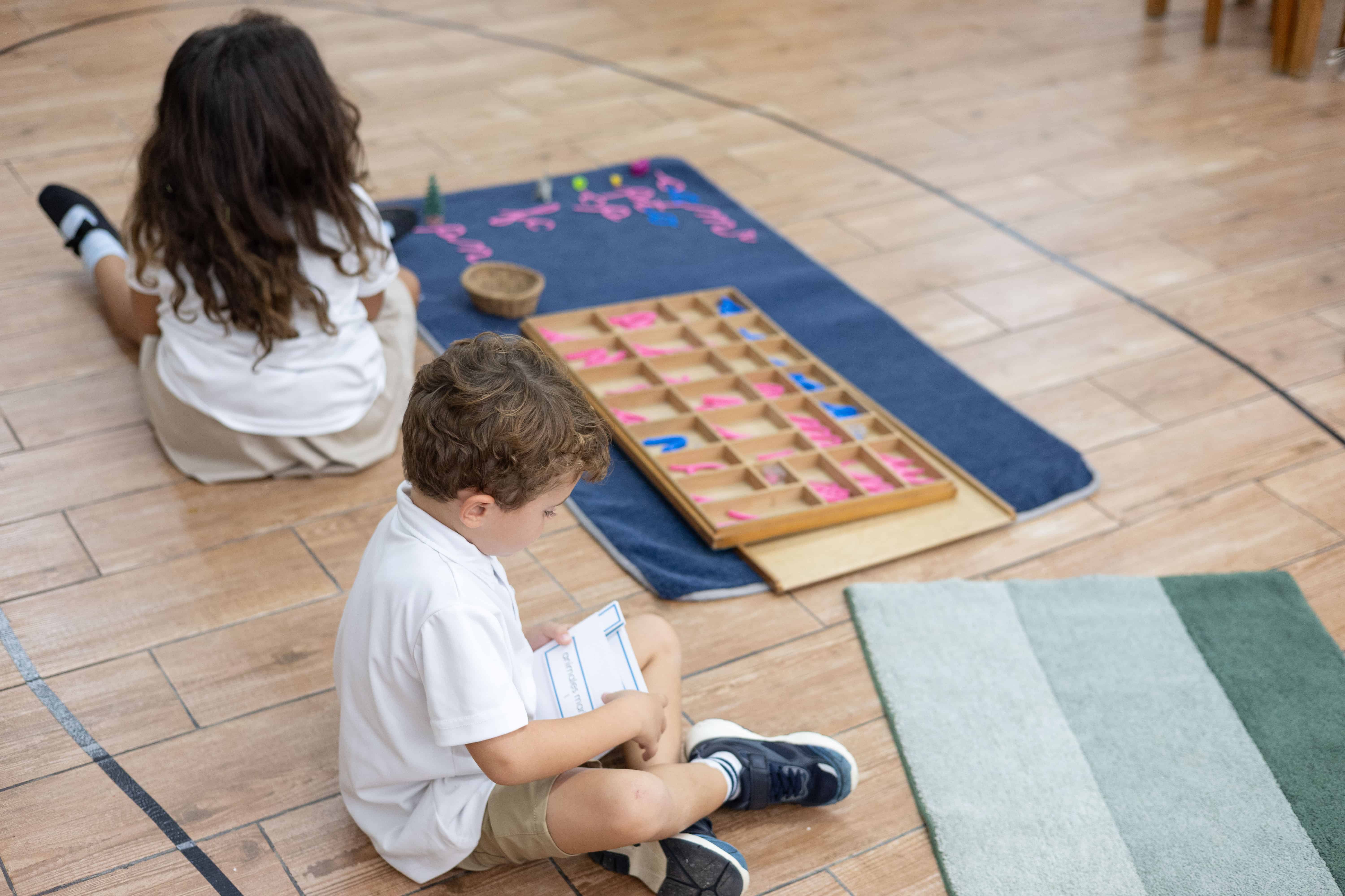 Ni&ntilde;os del Preescolar Montessori.