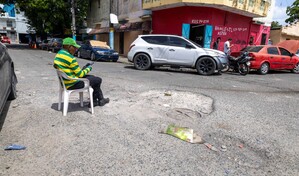 Hoyos y polvo deterioran la calle Antonio May&iacute; P&eacute;rez en Villa Juana