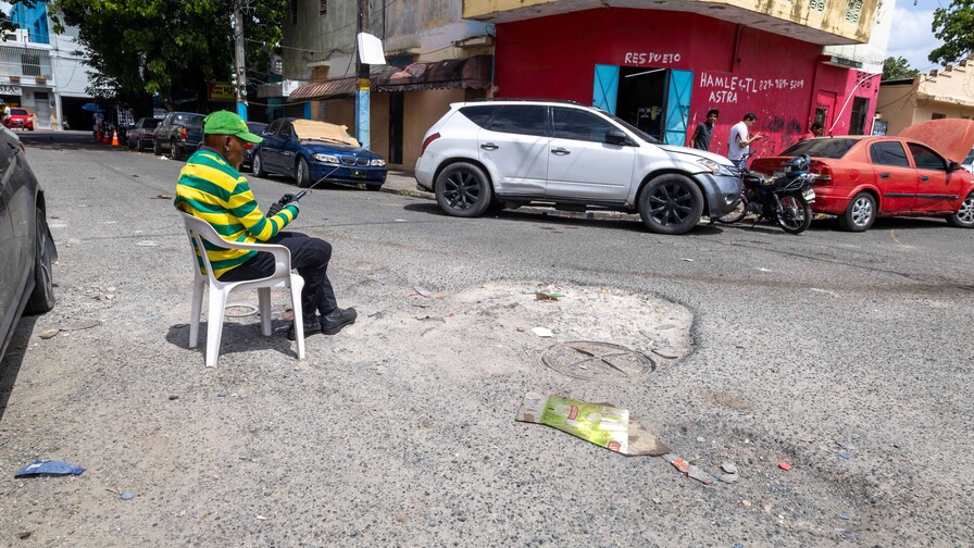 Hoyos y polvo deterioran la calle Antonio Mayí Pérez en Villa Juana