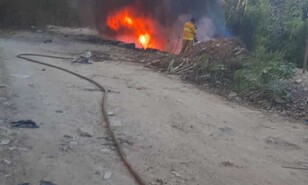Incendio afecta dep&oacute;sito de neum&aacute;ticos pr&oacute;ximo al vertedero de Sos&uacute;a