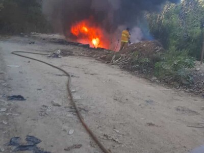 Incendio en depósito de neumáticos cerca del vertedero de Sosúa