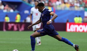 Mbapp&eacute; anota un gol ante Turqu&iacute;a pero se retira lesionado de la rodilla