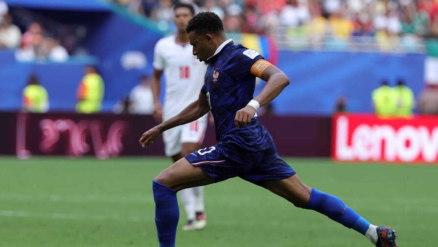 Mbapp&eacute; anota un gol ante Turqu&iacute;a pero se retira lesionado de la rodilla