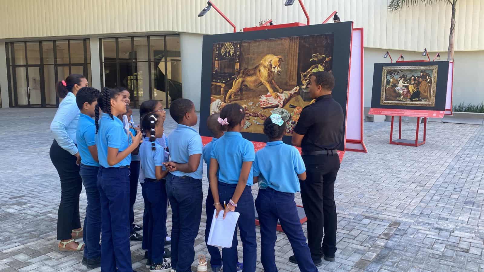 Estudiantes de la primera escuela visitan “El Prado en la calles” en el Centro Cultural Rainieri.