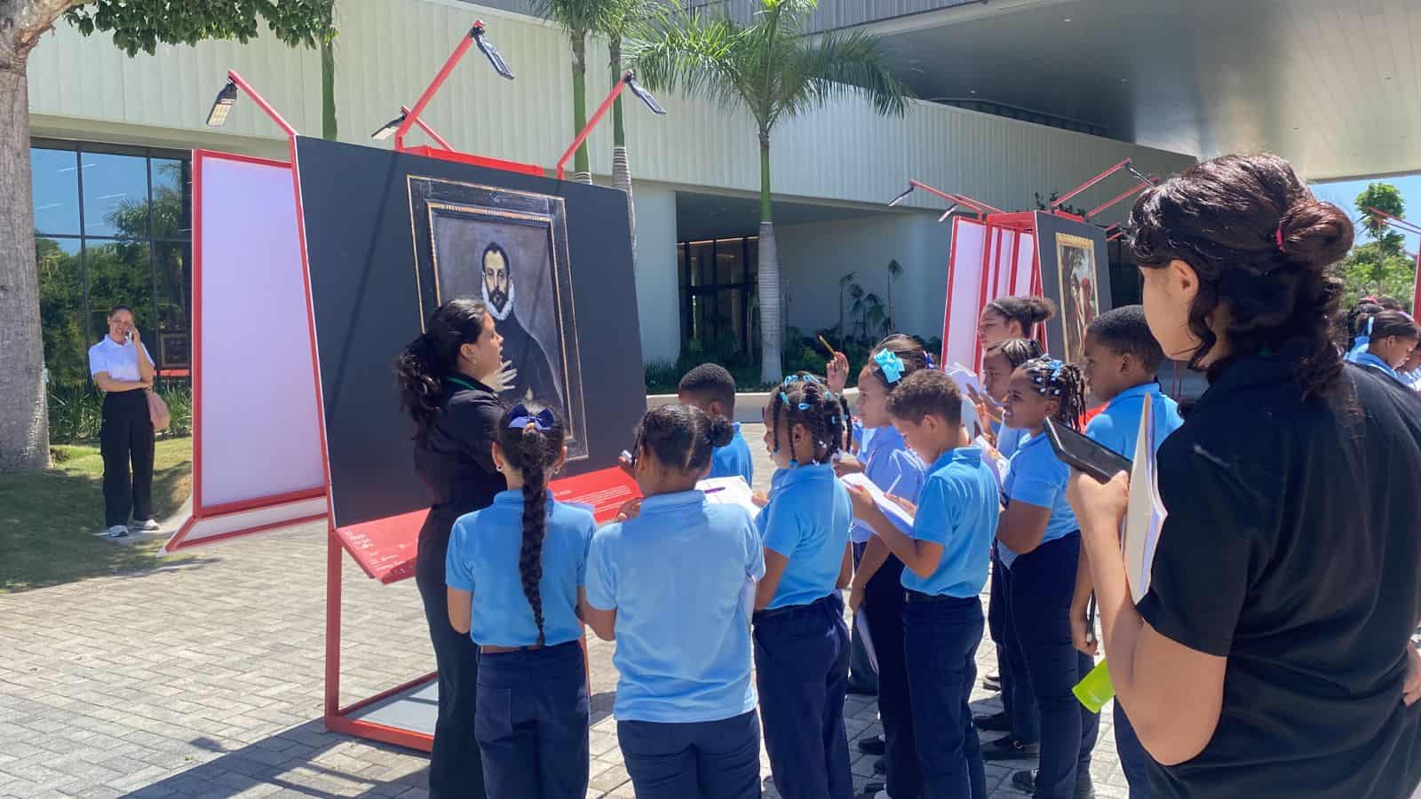 Estudiantes de la primera escuela visitan “El Prado en la calles” en el Centro Cultural Rainieri.