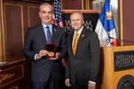 Luis Abinader recibe Medalla Presidencial de la Universidad William Paterson