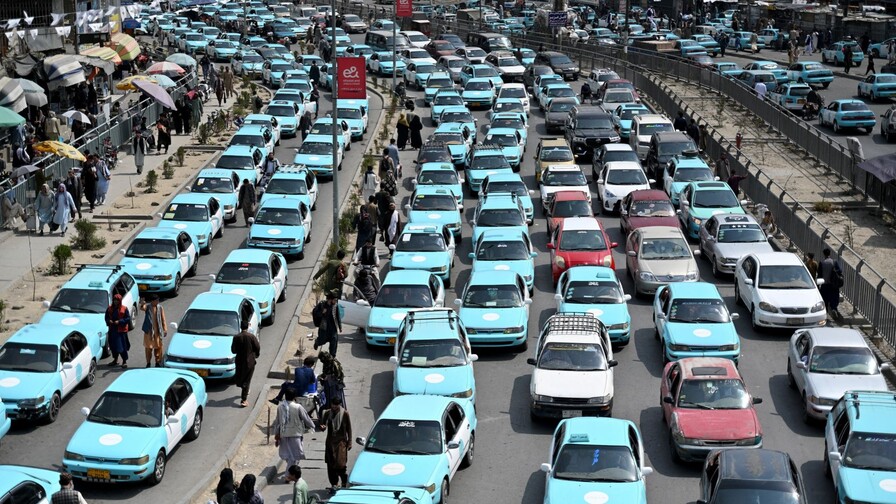 Taxistas afganos desafían al régimen talibán y vuelven a poner música Taxistas afganos desafían al régimen talibán y vuelven a poner música
