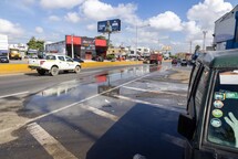 Abundante cantidad de agua se desperdicia desde alcantarilla en la avenida Los Pr&oacute;ceres