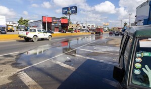 Abundante cantidad de agua se desperdicia desde alcantarilla en la avenida Los Pr&oacute;ceres