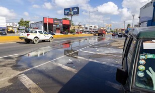 Abundante cantidad de agua se desperdicia desde alcantarilla en la avenida Los Pr&oacute;ceres