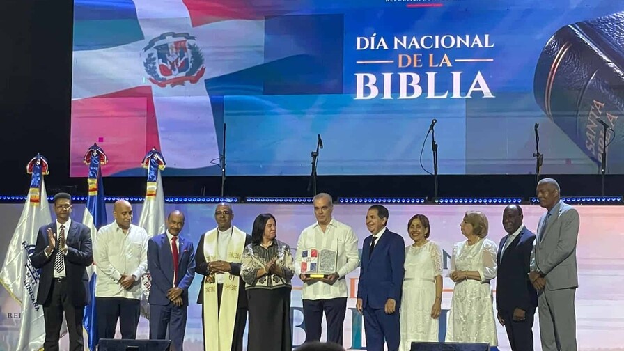 Presidente Abinader encabeza celebración del Día Nacional de la Biblia ante cientos de fieles