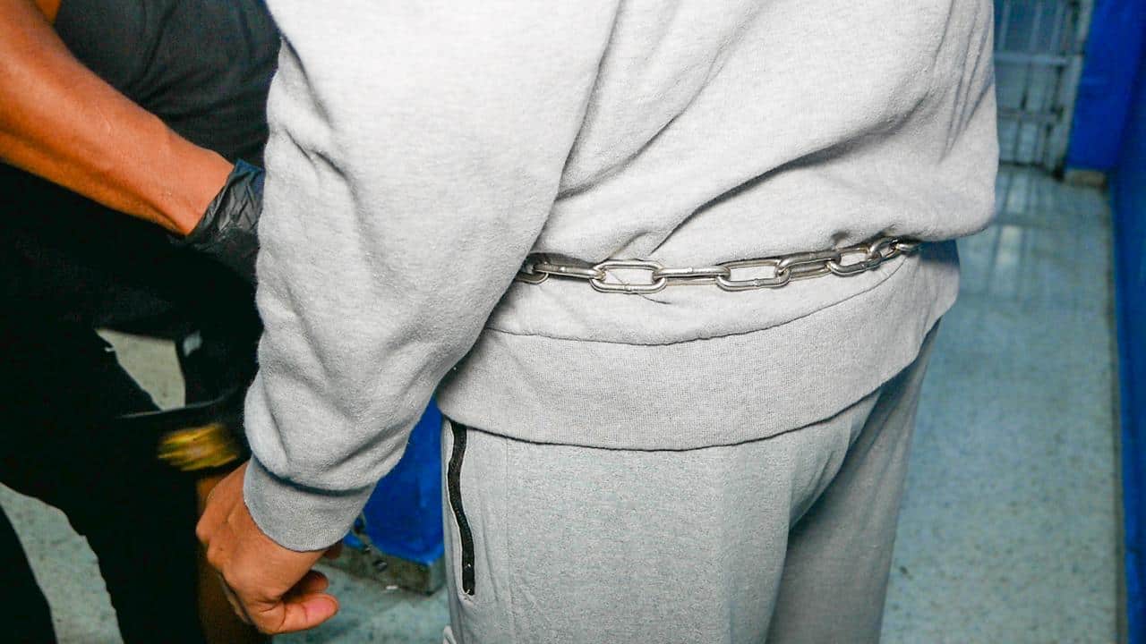 Fotografía distribuida por la Dirección Nacional de Control de Drogas (DNCD) de los dominicanos Rafael Hidalgo García, alias "Pequeño" o "Viejo", y Domingo Rivera Trinidad, alias "Tyson" o "El Sobrino", quienes fueron extraditados a los Estados Unidos.