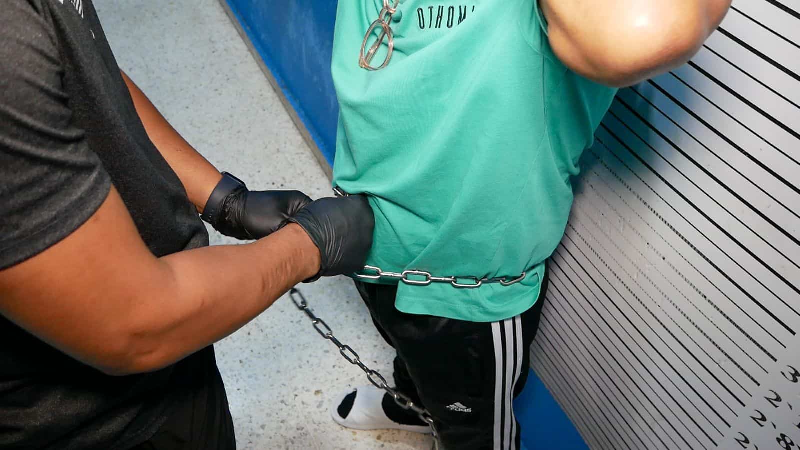 Fotografía distribuida por la Dirección Nacional de Control de Drogas (DNCD) de los dominicanos Rafael Hidalgo García, alias "Pequeño" o "Viejo", y Domingo Rivera Trinidad, alias "Tyson" o "El Sobrino", quienes fueron extraditados a los Estados Unidos.