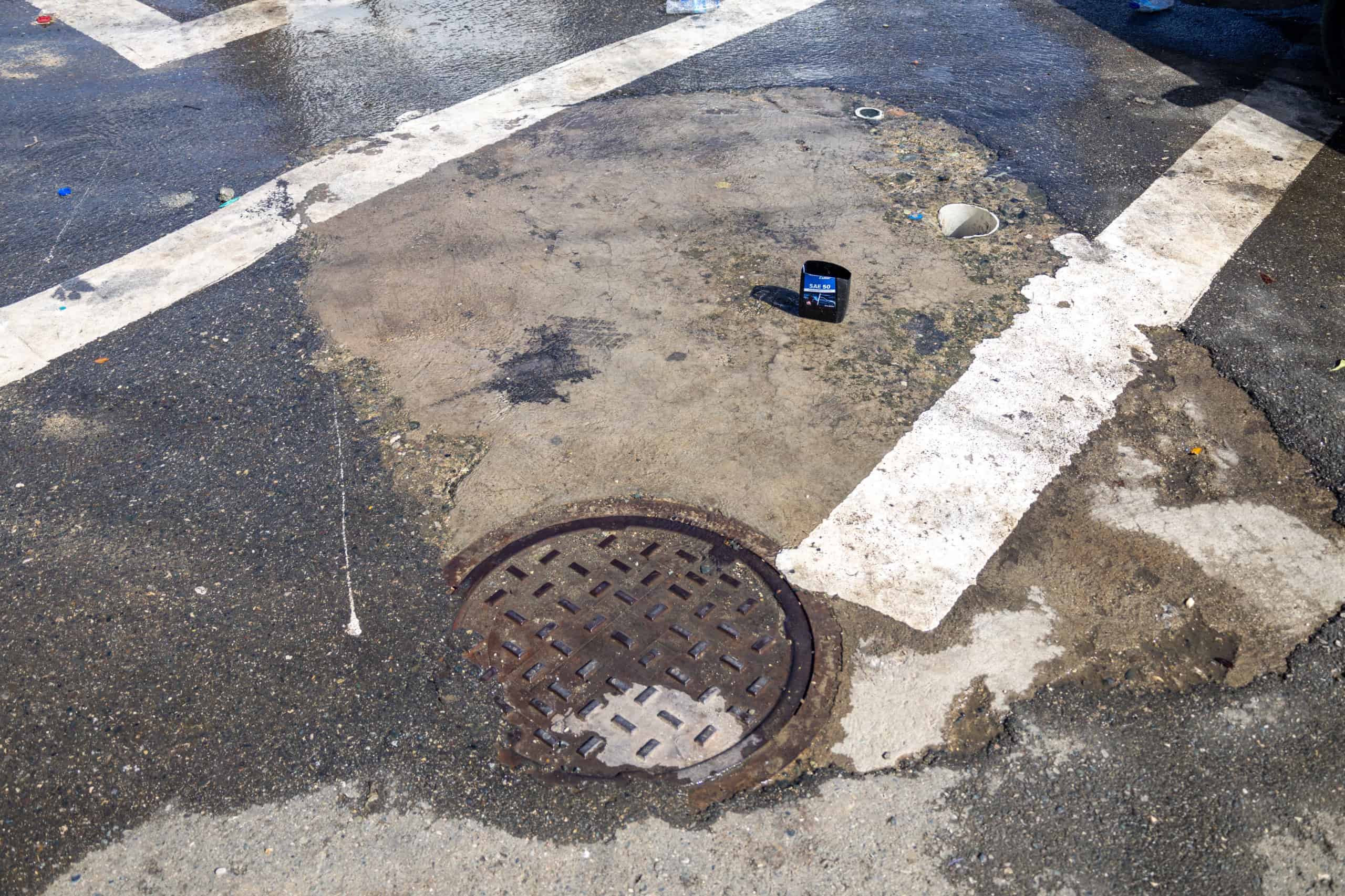 Alcantarilla desde la cual brota el agua