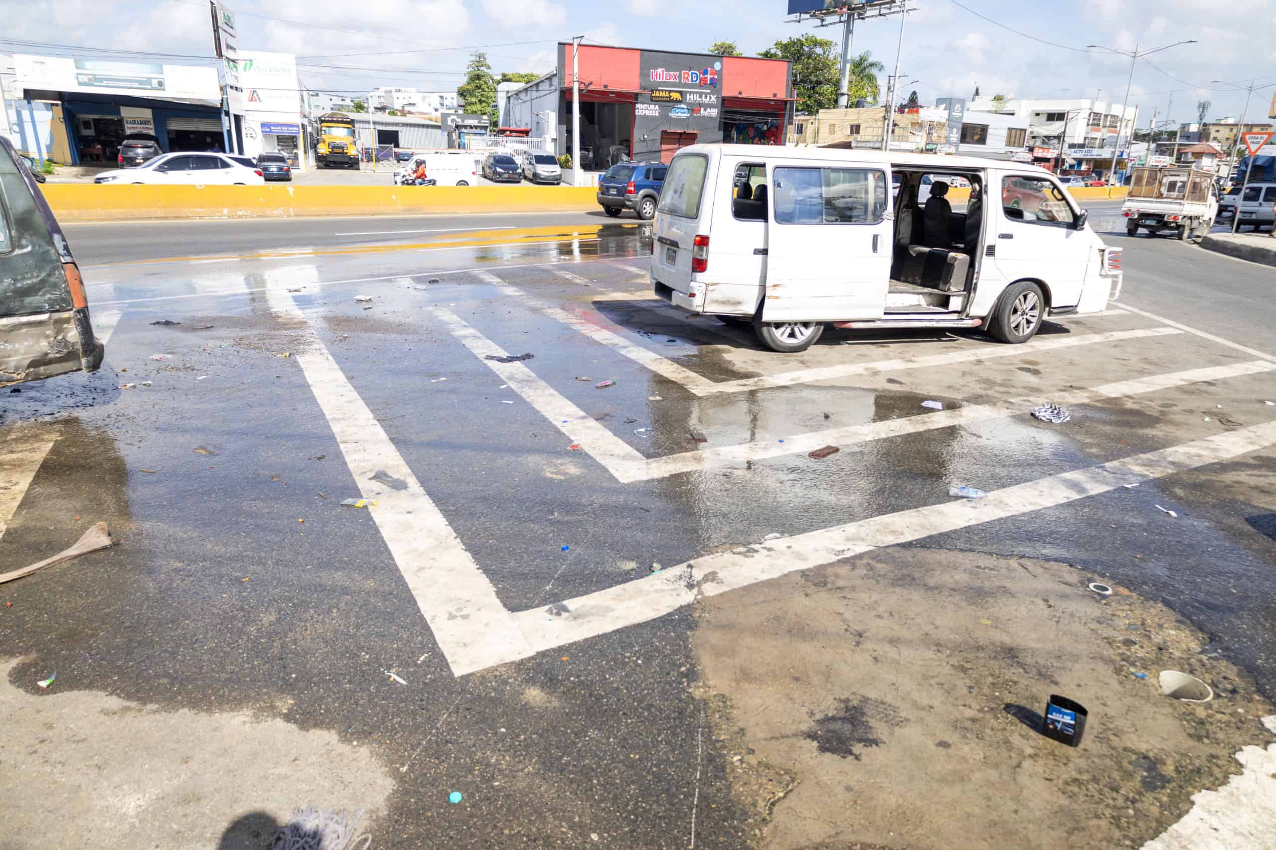 Charco generado por el agua desperdiciada