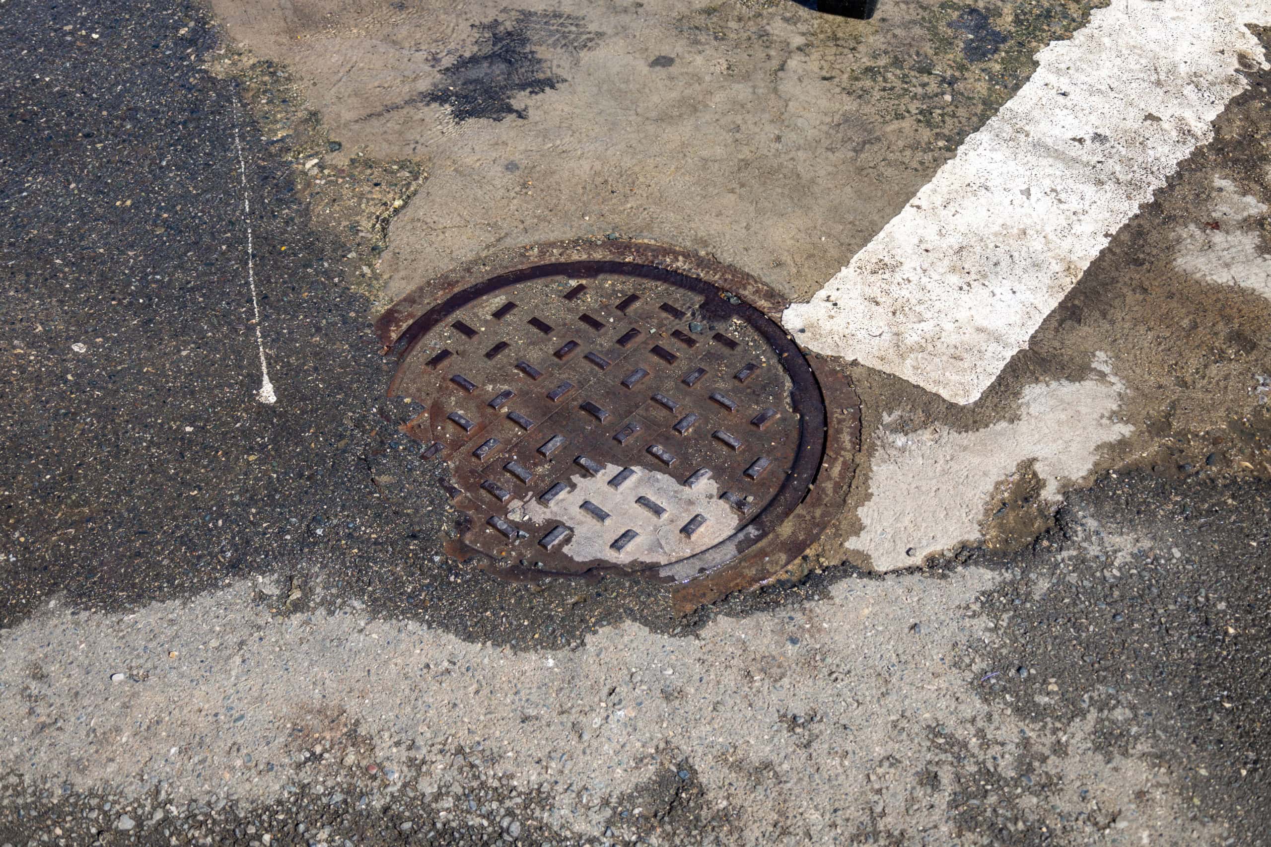 Alcantarilla desde la cual brota el agua