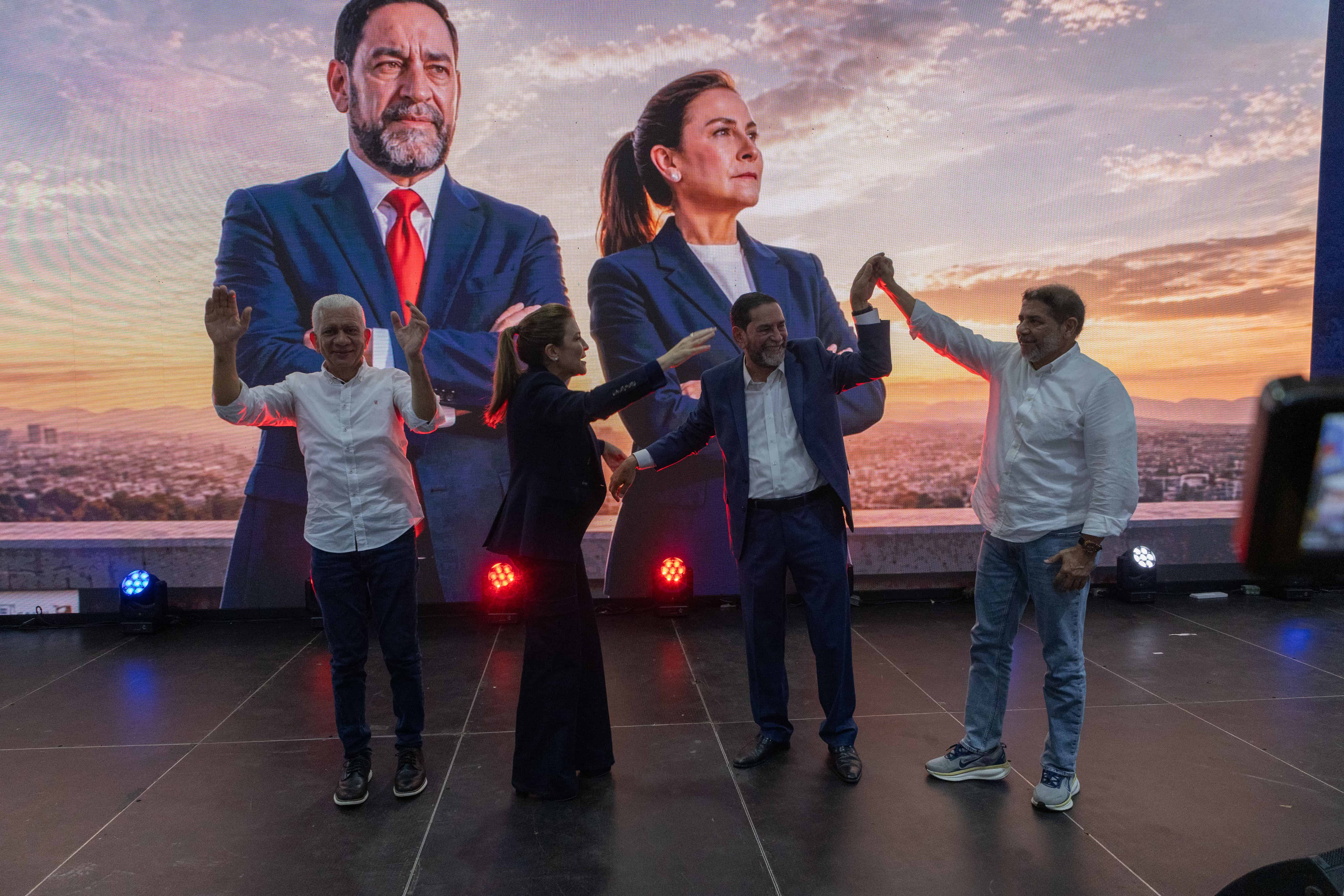 Ricardo de los Santos, jefe de campaña de Carolina Mejía; Carolina Mejía, aspirante presidencial;Eligio Jáquez, dirigente del PRD, y Límbert Cruz, exministro de Agricultura. Ricardo de los Santos, jefe de campaña de Carolina Mejía; Carolina Mejía, aspirante presidencial; Eligio Jáquez, dirigente del PRD, y Limbert Cruz, exministro de Agricultura.
