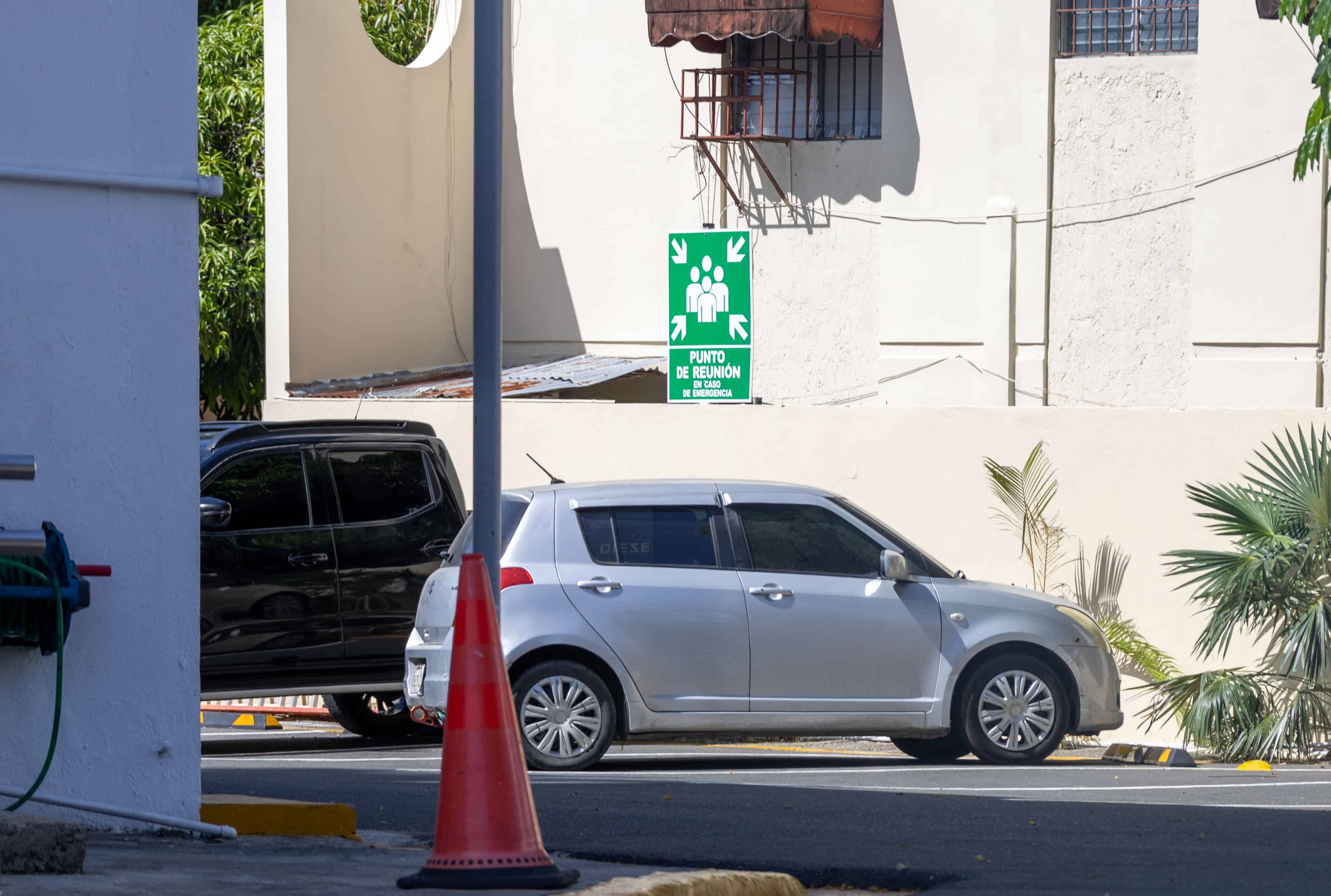 Las instituciones visitadas contaban con indicaciones de rutas de evacuación, punto de reunión y extintores.