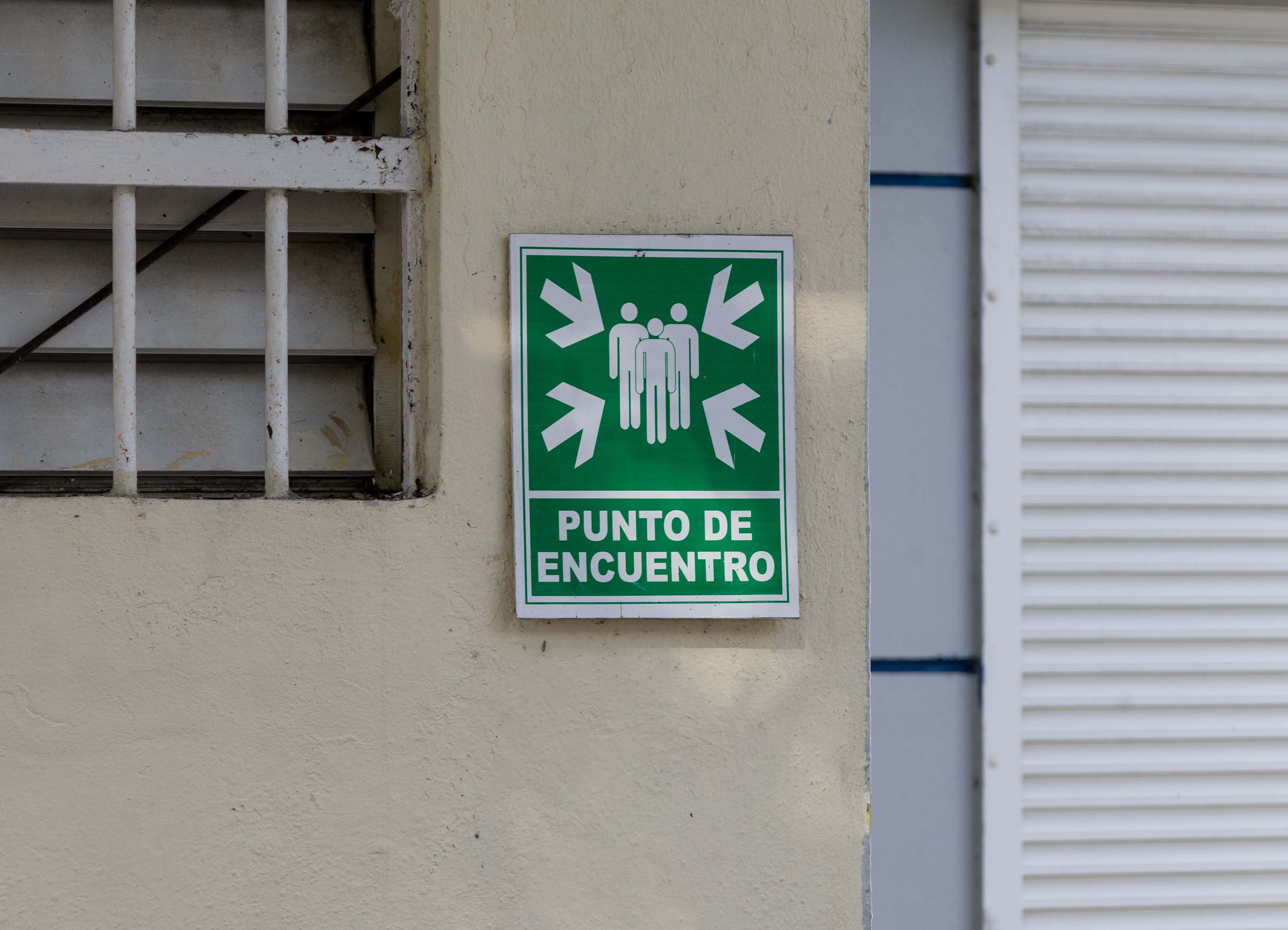 Las instituciones visitadas contaban con indicaciones de rutas de evacuación, punto de reunión y extintores.