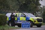 Policía británica detiene a sospechosos de preparar acto terrorista cerca de base usada por EE. UU. Policía británica detiene a sospechosos de preparar acto terrorista cerca de base usada por EE. UU.