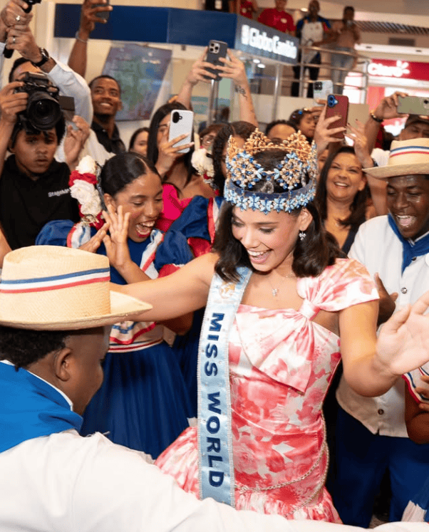 La reina ya está en casa: Joheirry Mola llega a RD tras conquistar Miss Mundo 2026
