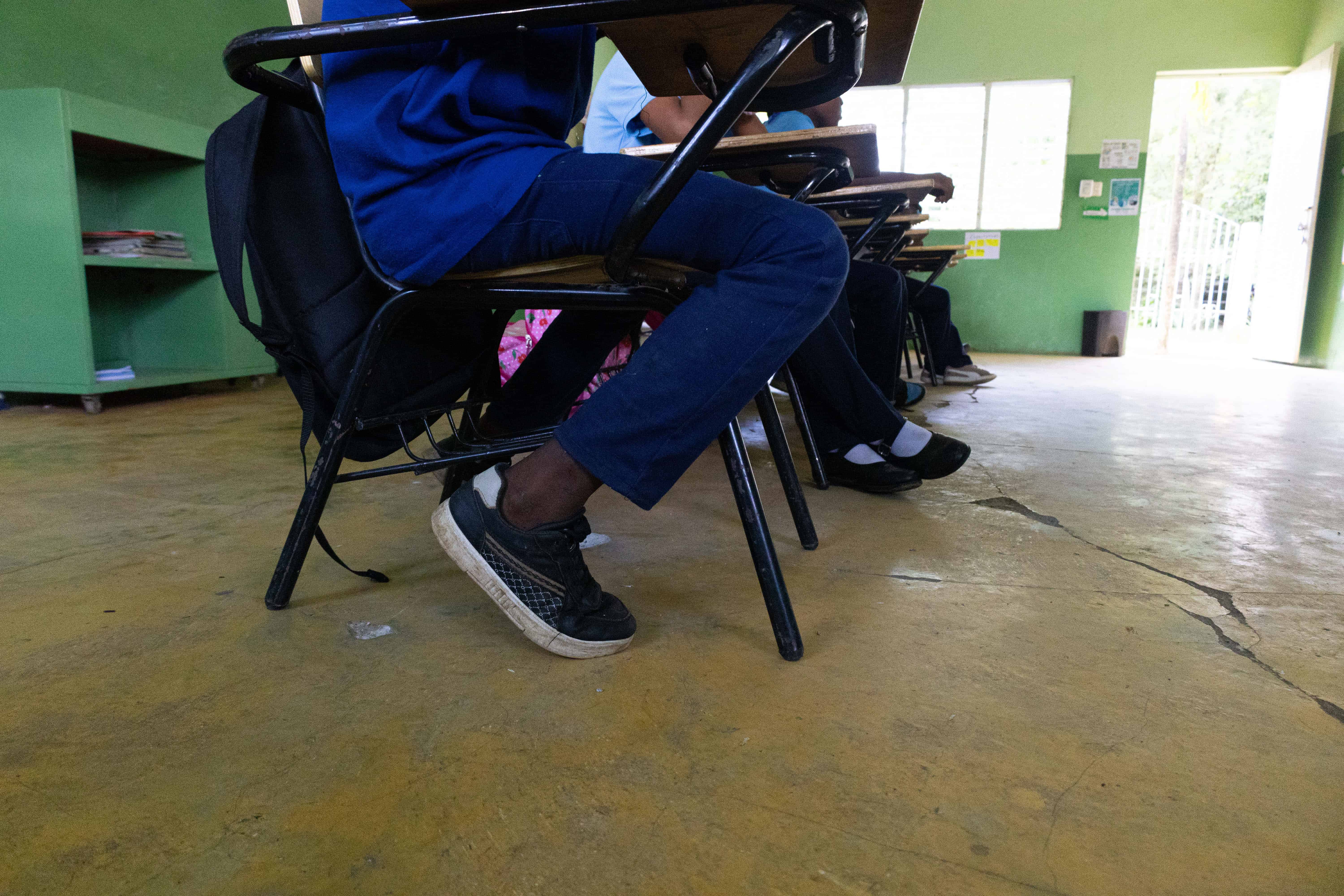 Los niños mientras recibían docencia.