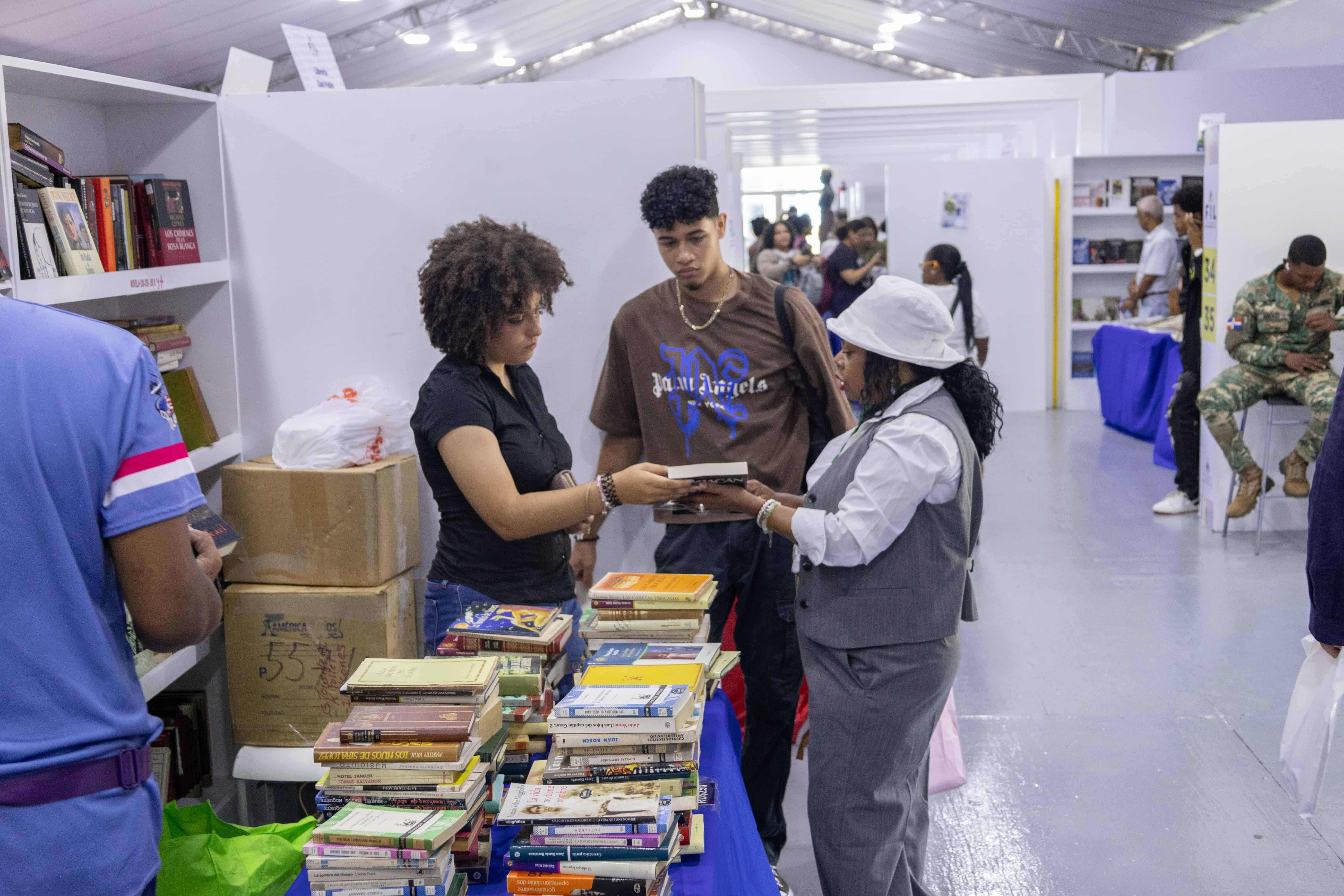 Parte de los jóvenes que se dieron cita este lunes para adquirir libros