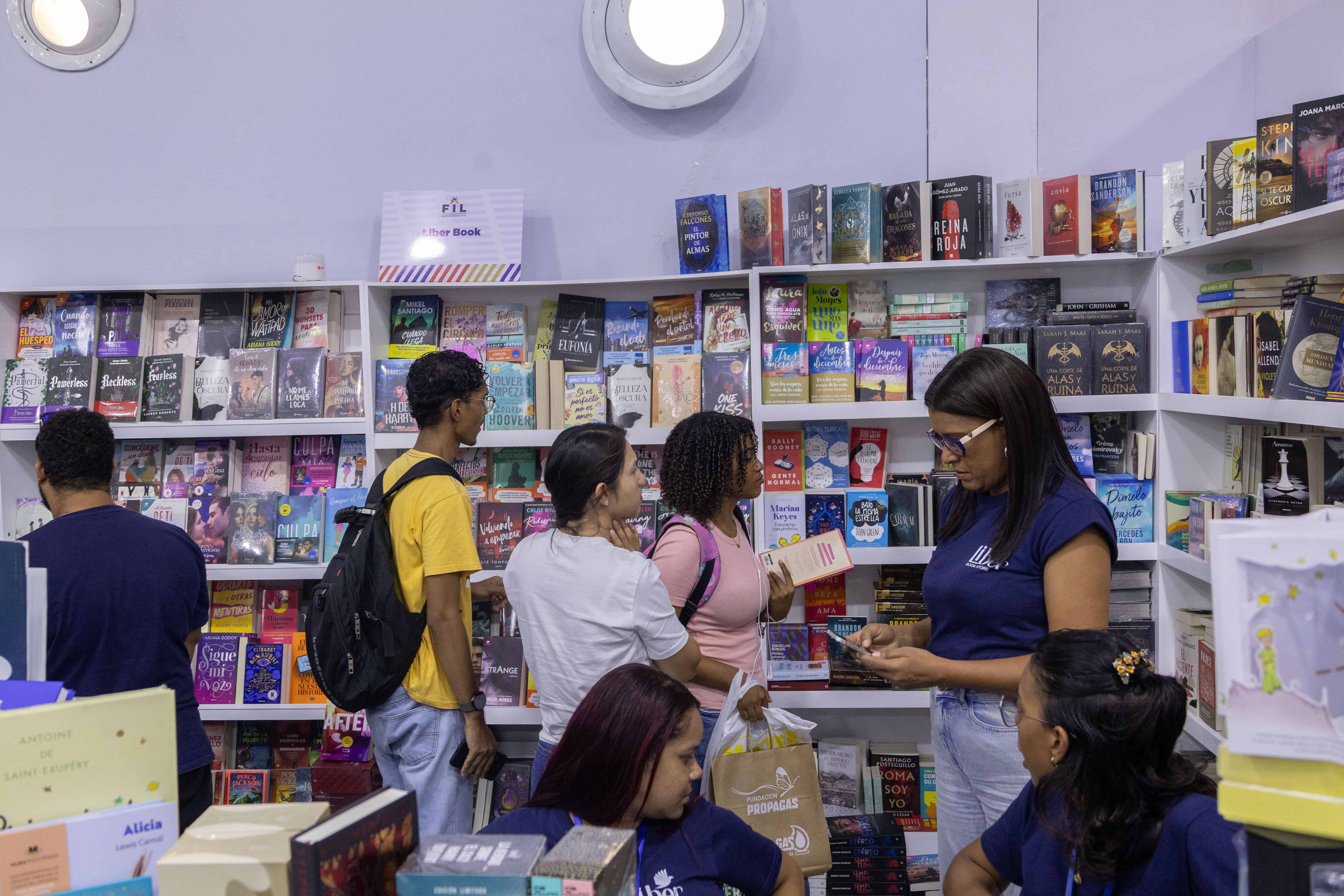 Parte de los jóvenes que se dieron cita este lunes para adquirir libros