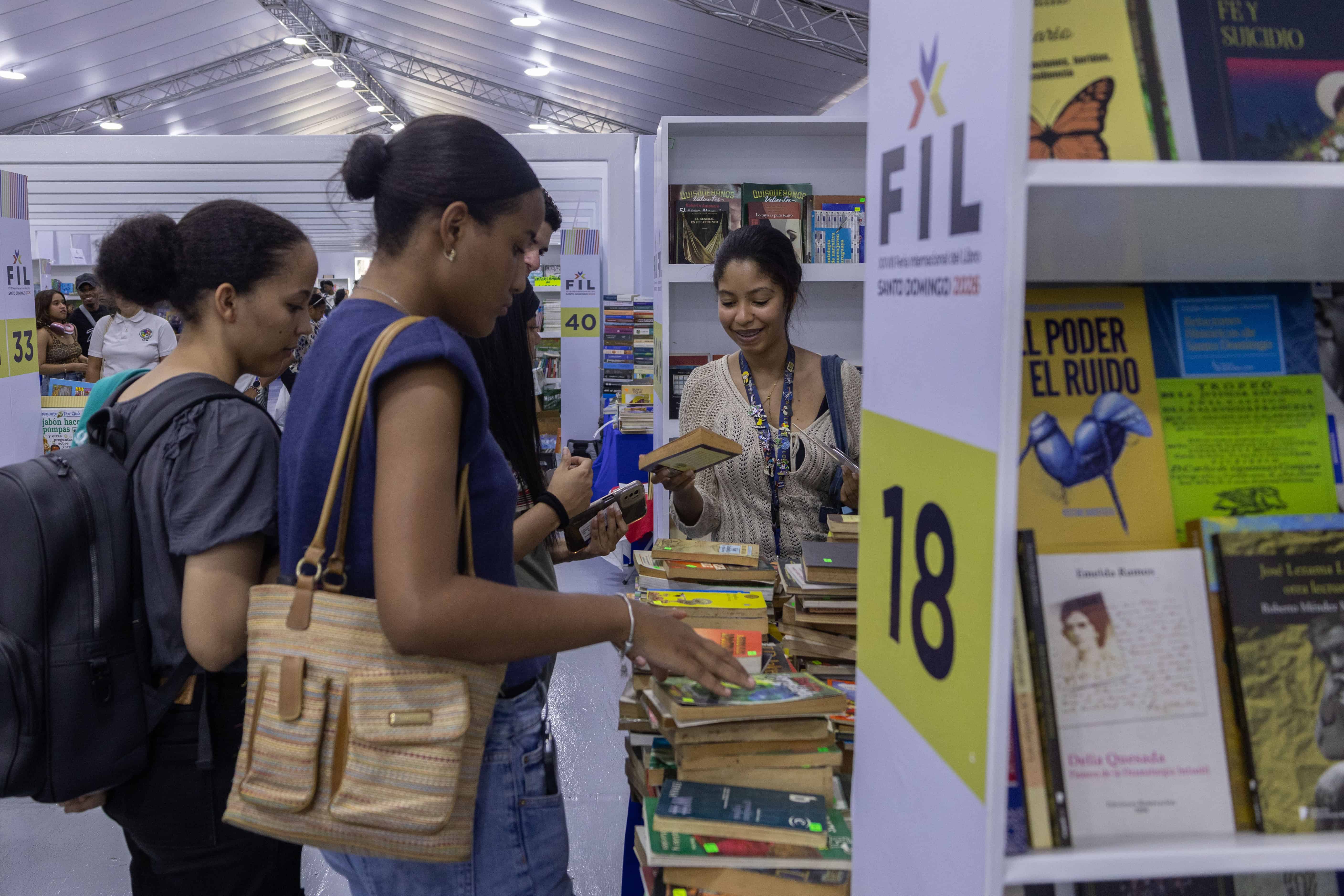 Parte de los jóvenes que se dieron cita este lunes para adquirir libros