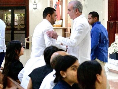 Abinader asiste a misa novenario por fallecimiento de madre de Miguel
