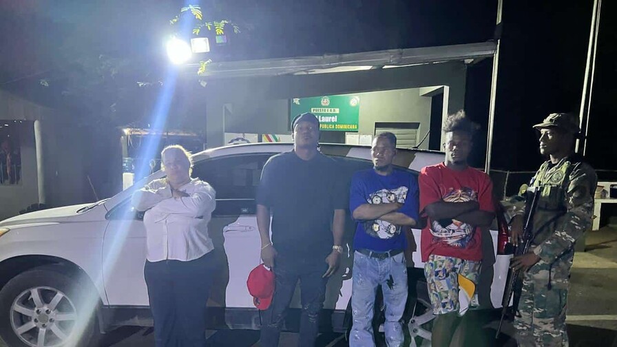 Yo le di una bola, dice abogada al ser detenida transportando haitianos indocumentados Yo le di una bola, dice abogada al ser detenida transportando haitianos indocumentados