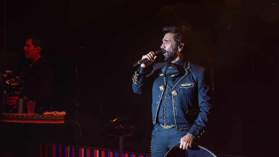 Alejandro Fernández en una noche de música en vivo en Punta Cana Alejandro Fernández en una noche de música en vivo en Punta Cana