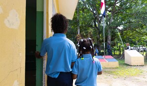 Diez alumnos mantienen viva una escuela rural en Bayaguana