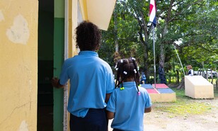 Diez alumnos mantienen viva una escuela rural en Bayaguana