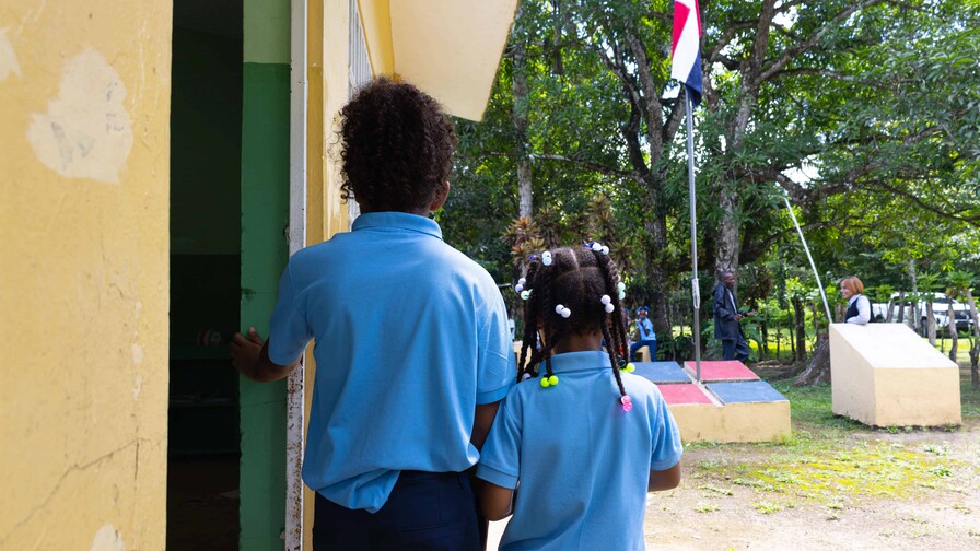 Diez alumnos mantienen viva una escuela rural en Bayaguana